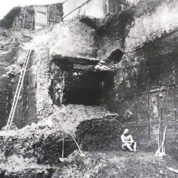 Il ritrovamento del bronzo nelle pendici del Quirinale, durante gli scavi del 1885.